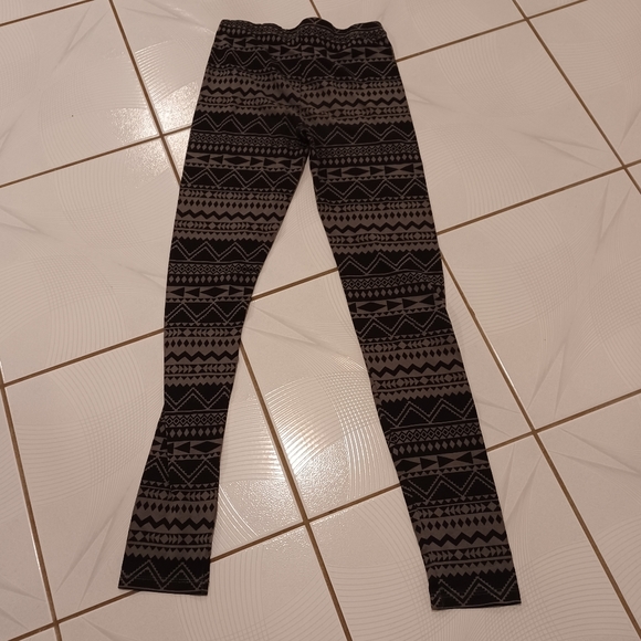 $4 Add-on Black & Gray Leggings - Size Small - Picture 4 of 7